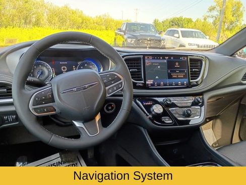 Used 2026 Chrysler Pacifica Limited FWD image 11