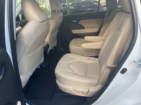Used 2025 Toyota Highlander XLE image 7