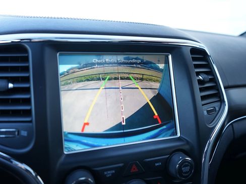 Used 2015 Jeep Grand Cherokee Overland w/ Advanced Technology Group image 32