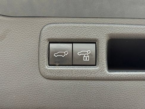 Used 2022 Toyota Venza LE AWD/4WD image 39