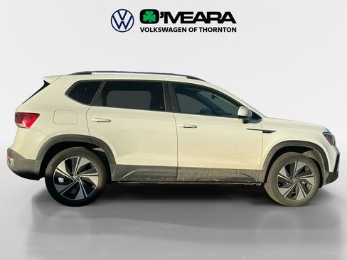 Used 2024 Volkswagen Taos SE w/ Panoramic Sunroof Package image 6