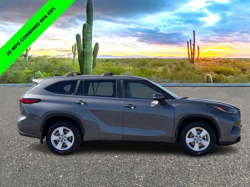Used 2023 Toyota Highlander LE image 6