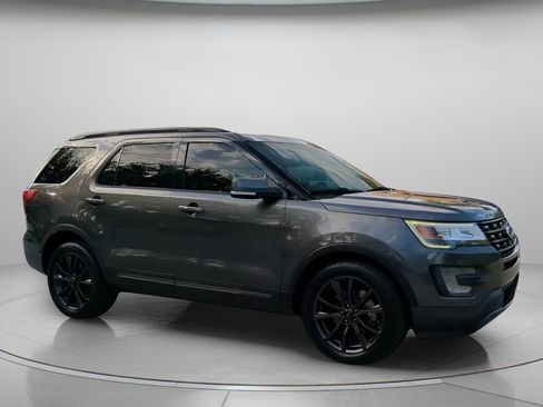 Certified 2017 Ford Explorer XLT w/ Equipment Group 202A FWD image 35