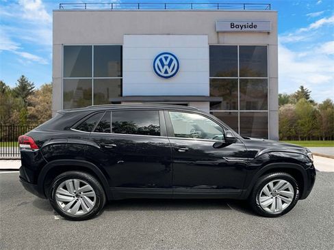 Certified 2022 Volkswagen Atlas Cross Sport SE image 2