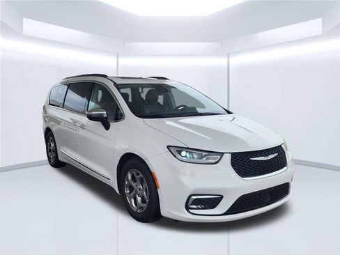 Used 2023 Chrysler Pacifica Limited FWD image 6