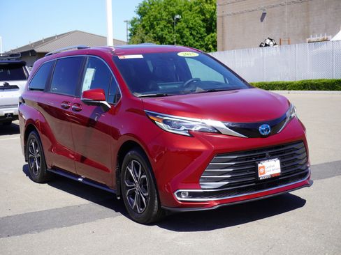 Used 2025 Toyota Sienna Platinum AWD/4WD image 1