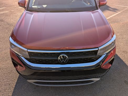 Used 2024 Volkswagen Taos SE w/ Panoramic Sunroof Package image 12