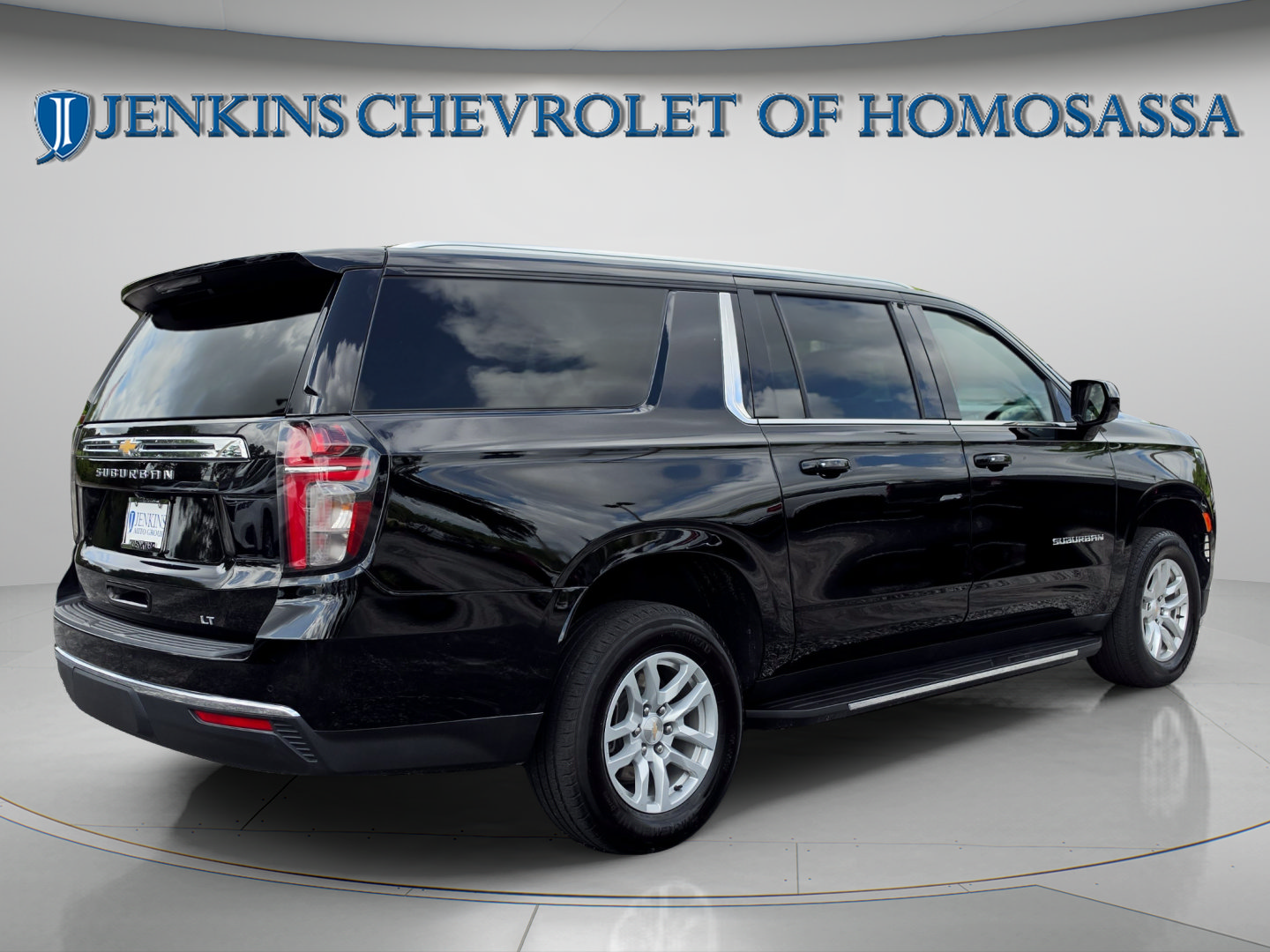 Used 2024 Chevrolet Suburban LT RWD image 5