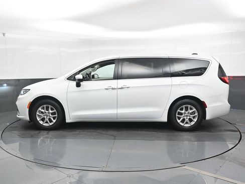 Used 2023 Chrysler Pacifica Touring-L FWD image 8
