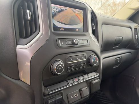 Used 2022 Chevrolet Silverado 2500 Custom w/ Custom Value Package image 17