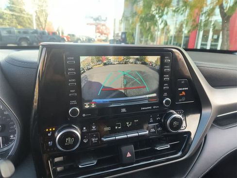 Used 2020 Toyota Highlander Limited image 17
