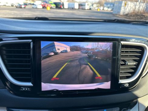 Used 2023 Chrysler Pacifica Touring-L FWD image 15