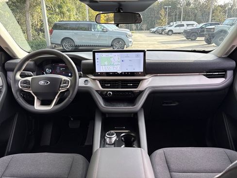 Used 2025 Ford Explorer Active image 8