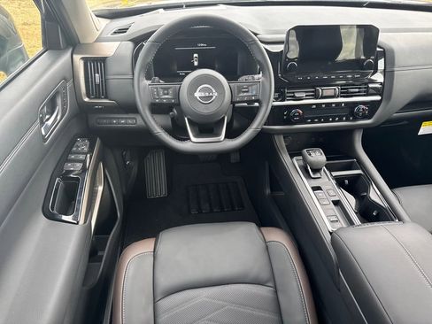 New 2025 Nissan Pathfinder Platinum w/ Black Appearance Package image 10