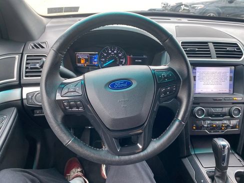 Used 2017 Ford Explorer XLT w/ Equipment Group 202A AWD/4WD image 14
