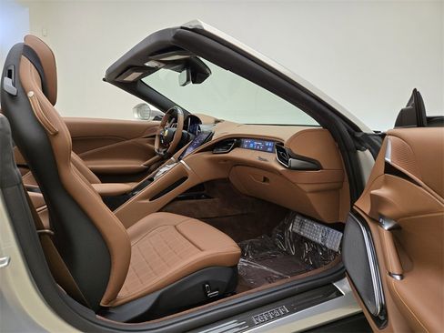 Used 2024 Ferrari Roma Spider image 23