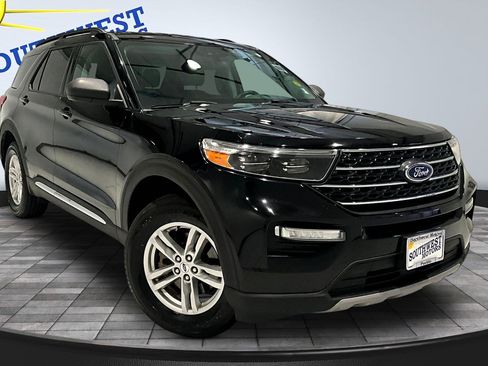 Used 2022 Ford Explorer XLT w/ Equipment Group 202A AWD/4WD image 3