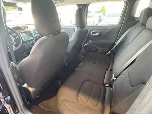 Used 2019 Jeep Renegade Latitude FWD image 22