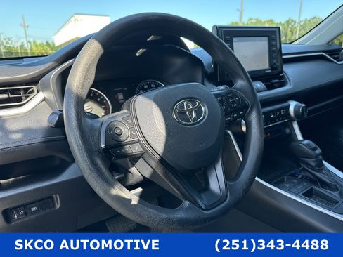 Used 2021 Toyota RAV4 XLE Premium image 18