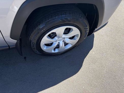 Used 2019 Toyota RAV4 LE AWD/4WD image 31