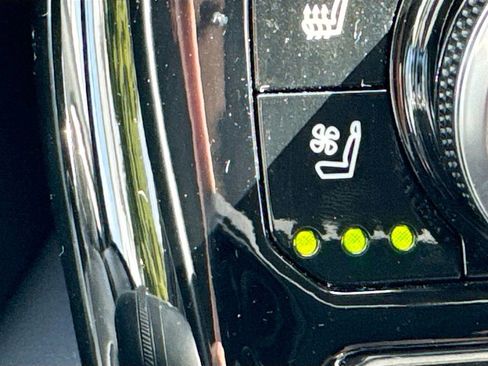 Used 2021 Toyota Highlander Limited FWD image 21