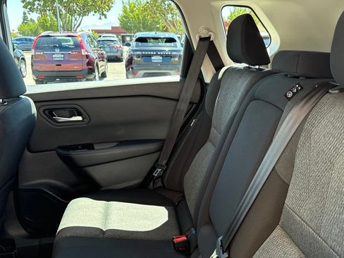 Used 2025 Nissan Rogue SV FWD image 17