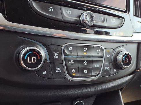 Used 2020 Chevrolet Traverse LT image 9