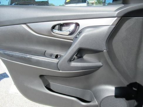 Used 2015 Nissan Rogue SV image 17