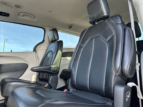 Used 2024 Chrysler Pacifica Touring-L image 28