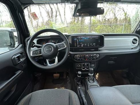 Used 2025 Jeep Wrangler Unlimited Sahara image 9