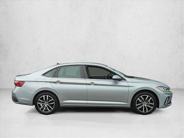 Used 2025 Volkswagen Jetta SE FWD image 4