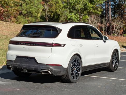 Certified 2025 Porsche Cayenne AWD/4WD image 28