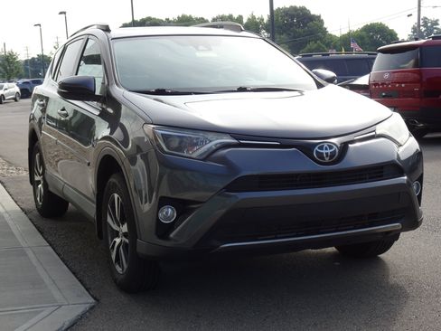 Used 2017 Toyota RAV4 XLE FWD image 6