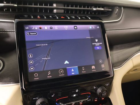 Used 2023 Jeep Grand Cherokee L Limited RWD image 7