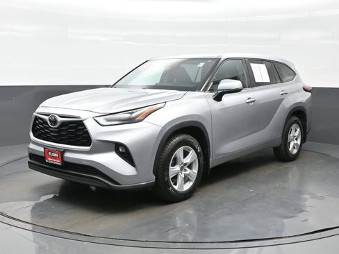Used 2023 Toyota Highlander LE AWD/4WD image 2