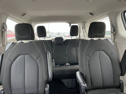Used 2023 Chrysler Voyager LX image 40