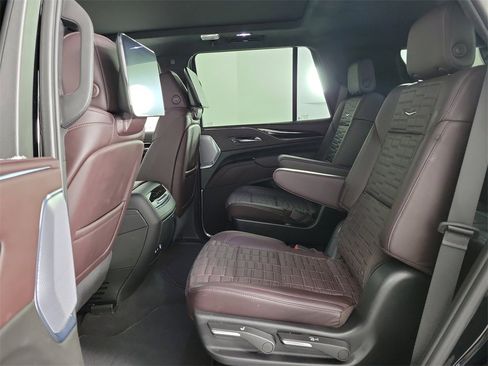 Certified 2023 Cadillac Escalade Premium Luxury Platinum w/ Heavy-Duty Trailer Package image 12