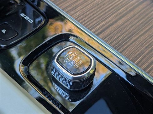 Certified 2022 Volvo XC60 B5 Momentum w/ Advanced Package image 20