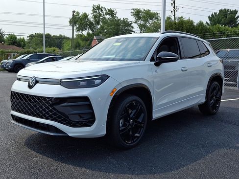 New 2026 Volkswagen Tiguan SE R-Line AWD/4WD image 2
