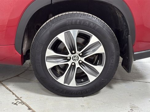 Certified 2023 Toyota Highlander XLE image 24