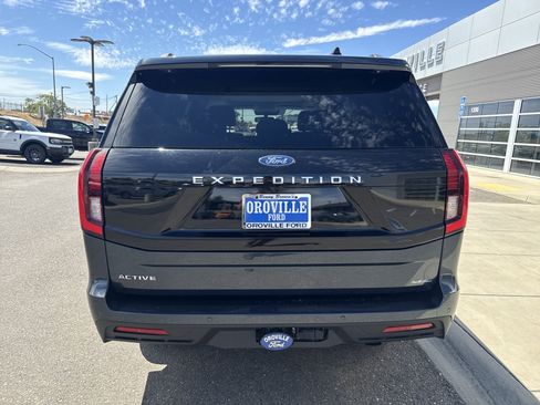 Used 2025 Ford Expedition Active AWD/4WD image 3