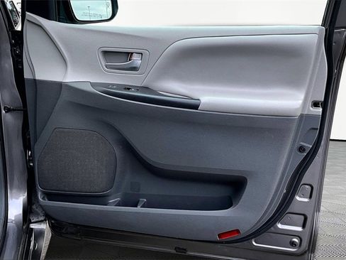 Used 2020 Toyota Sienna LE image 24