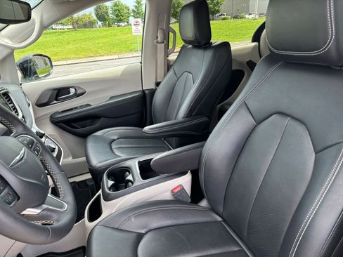 Used 2024 Chrysler Pacifica Touring-L image 39