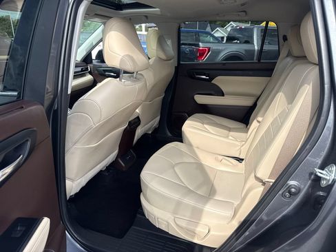 Used 2020 Toyota Highlander XLE AWD/4WD image 14