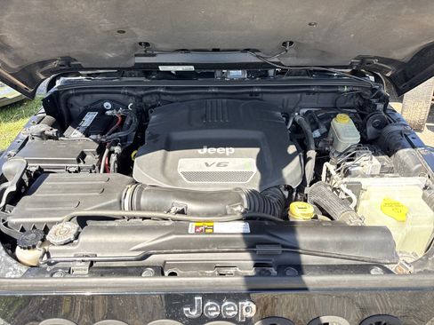 Used 2014 Jeep Wrangler Unlimited Sahara w/ Dual Top Group AWD/4WD image 36