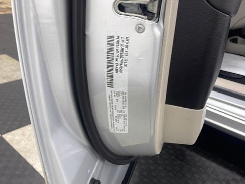 Used 2024 Chrysler Pacifica Touring-L FWD image 28