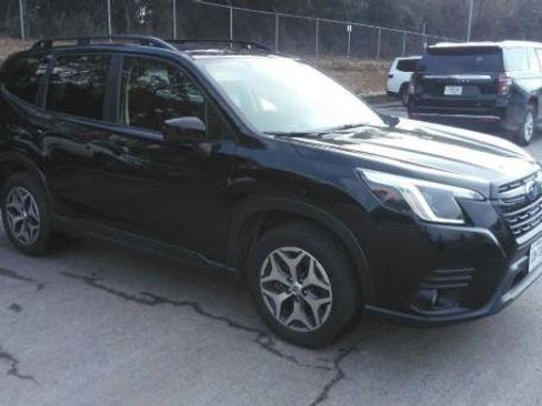 Used 2023 Subaru Forester Premium image 2