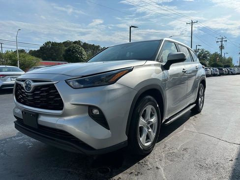 Used 2023 Toyota Highlander LE FWD image 3