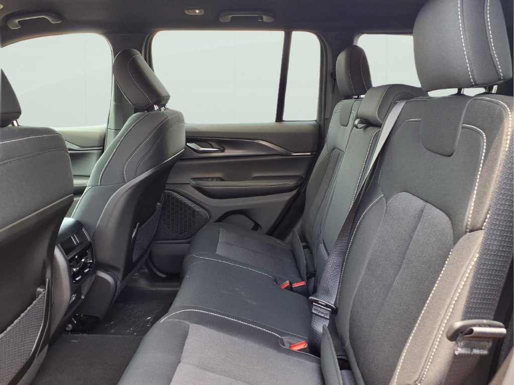 New 2026 Jeep Grand Cherokee Laredo AWD/4WD image 11