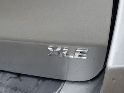 Used 2018 Toyota Sienna XLE image 28